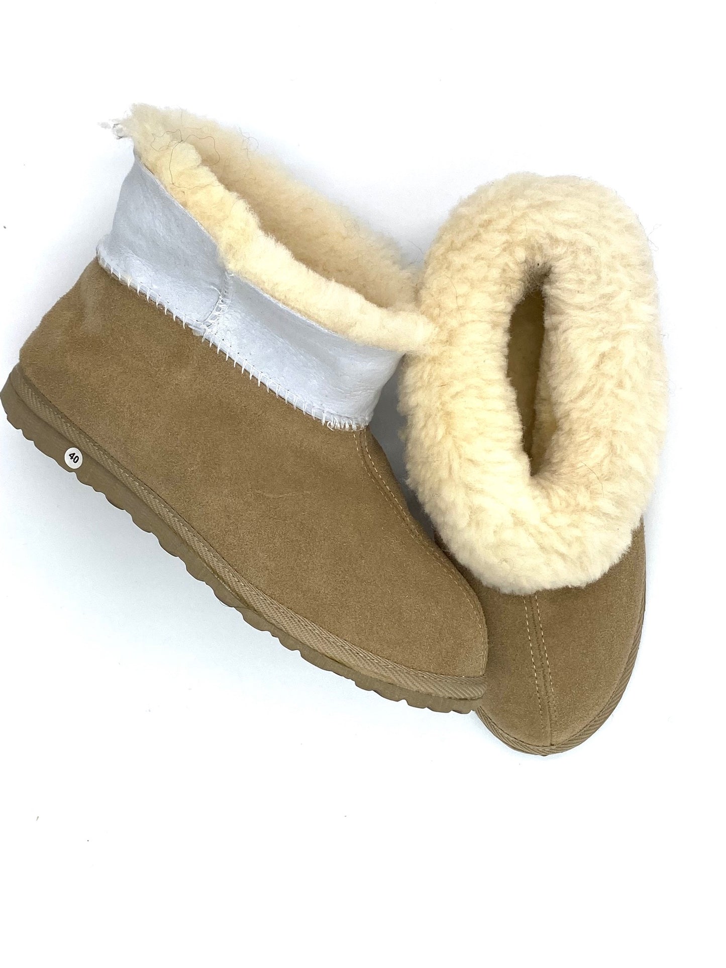 Schaffell-Hausschuh mit fester Sohle