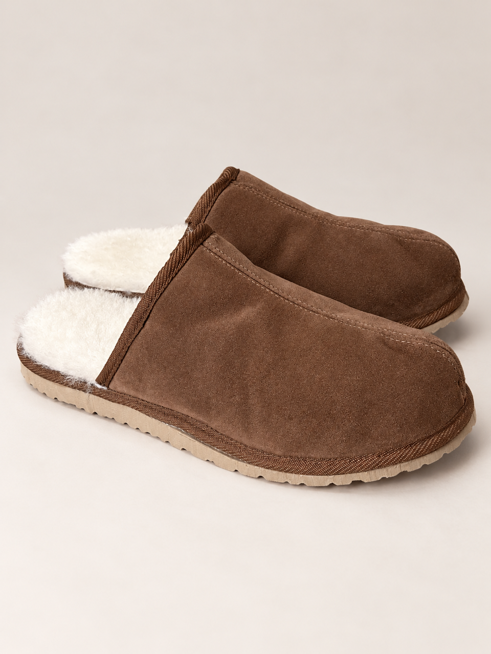 Fell-Pantoffel mit fester Sohle, cognac