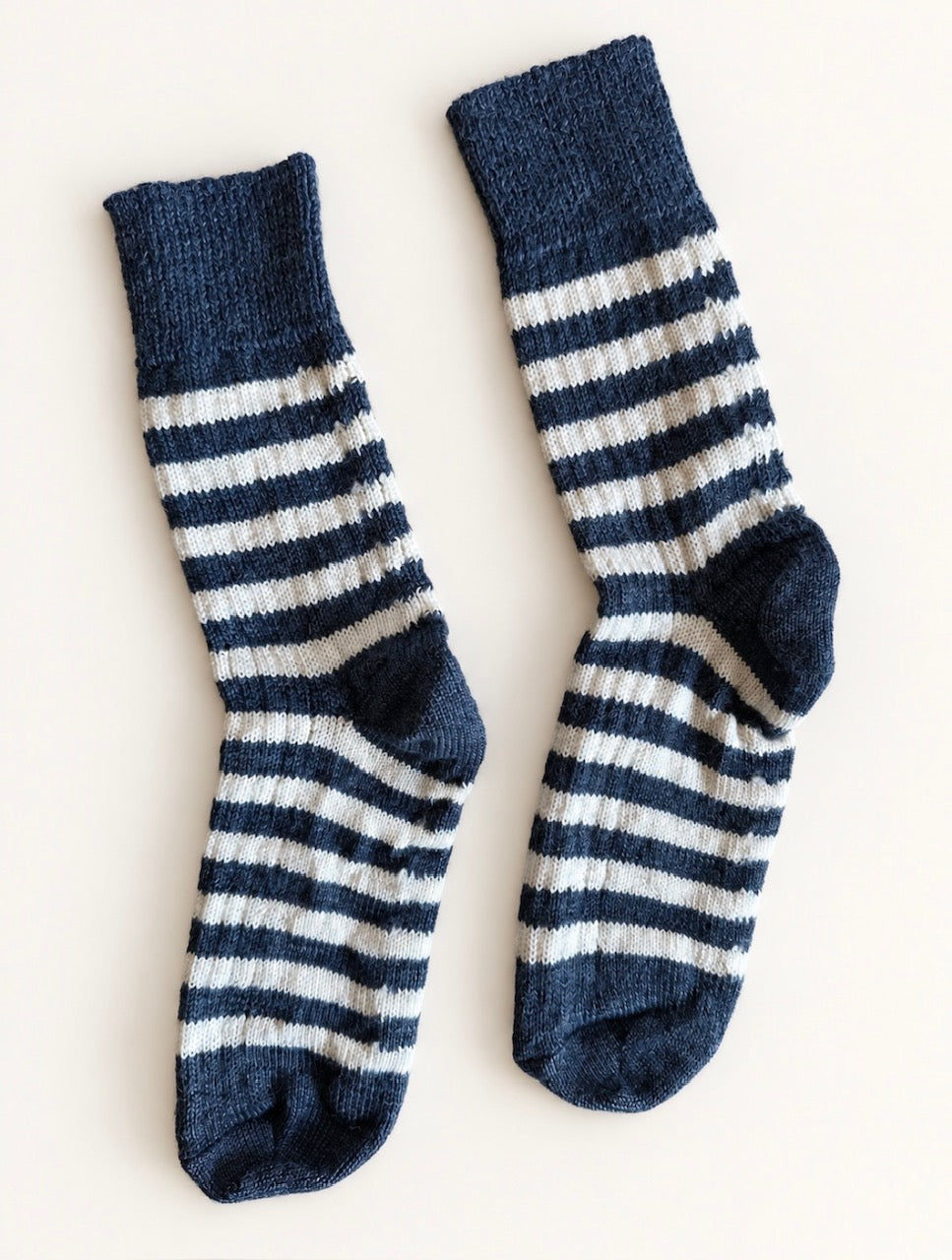 Wollsocken Streifen blau-weiß